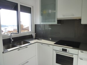 Kühlschrank, Mikrowelle, Ofen, Herdplatte