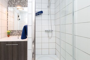 Shower, hair dryer, towels
