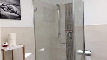 Doccia, asciugacapelli, asciugamani, sapone