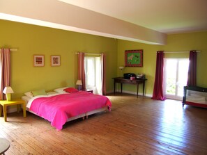 7 habitaciones, tabla de planchar con plancha, cuna de viaje y wifi