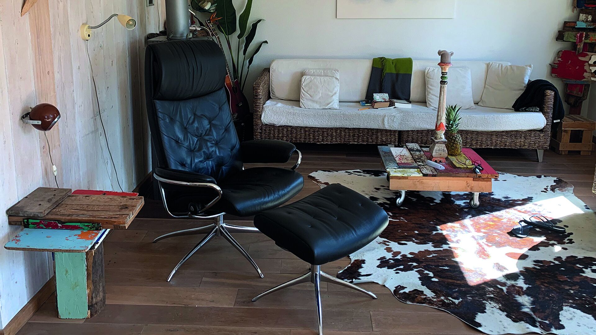 TV connectée, cheminée, livres, chaîne hi-fi