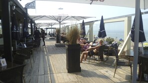 Outdoor dining - * Luxury * Large garden * Superb cuisine * Privacy * Beach close* Top ratings * (Julianadorp)