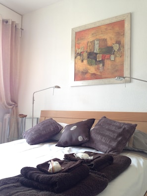 2 bedrooms, desk, iron/ironing board, travel cot