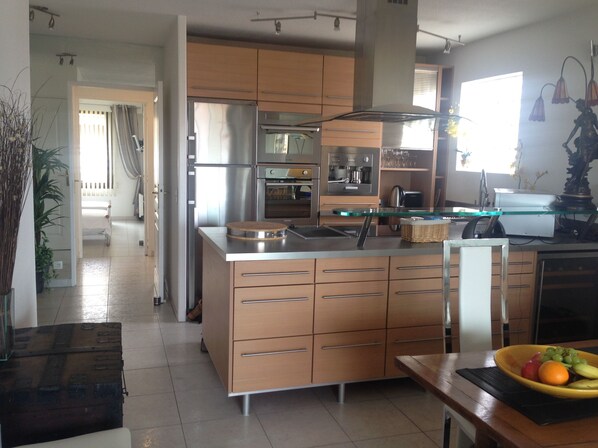 Kjøleskap, mikrobølgeovn, ovn og kokeplater