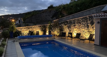 Amplia villa, 180 * vista al mar, gran piscina climatizada, patios privados, jardines