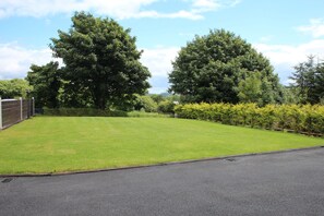 Property grounds - Luxurious Modern Country House in private area with stunning views of Killarney  (Killarney)