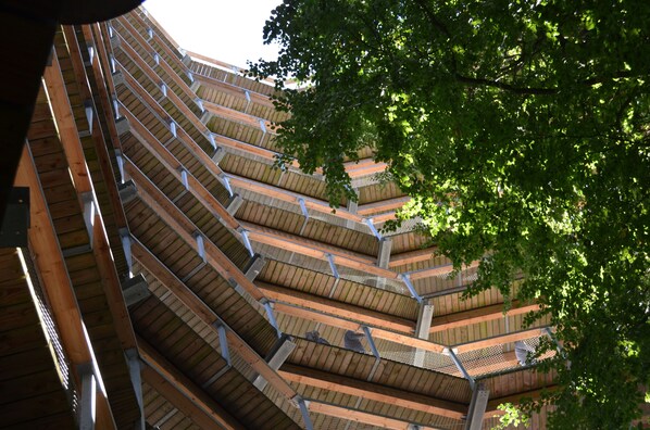 Una estructura de madera de varios niveles con balcones, probablemente parte de un hotel o edificio residencial.