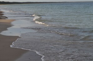 On the beach, sun loungers - Pure relaxation in a romantic thatched cottage (Glowe)