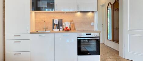 Kühlschrank, Mikrowelle, Ofen, Herdplatte