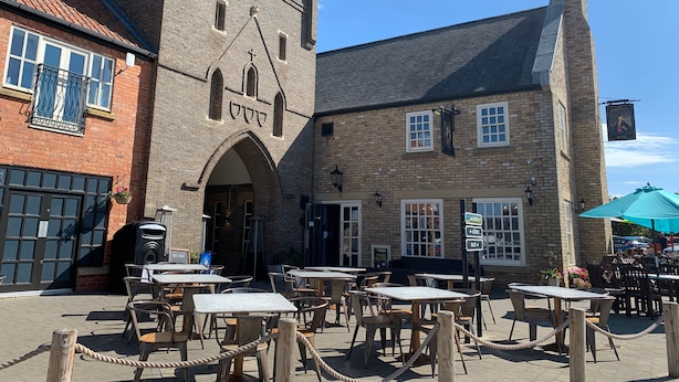 Outdoor dining - Sea Urchins Cottage -  a cottage that sleeps 5 guests  in 2 bedrooms (Filey)