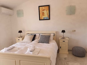 3 bedrooms, in-room safe, iron/ironing board, travel cot