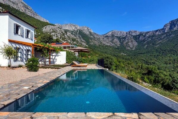 حمّام سباحة مُدفَّأ