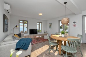 Smart TV, fireplace, books, stereo