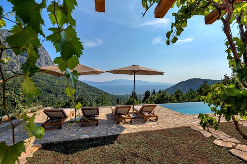 Villa upealla merinäköalalla, 2 makuuhuonetta, uima-allas