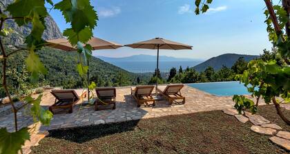 Villa upealla merinäköalalla, 2 makuuhuonetta, uima-allas