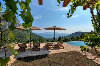 Villa with spectacular sea views, 2 bedrooms, swimming pool