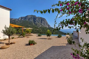 Terrace/patio - Villa with spectacular sea views, 2 bedrooms, swimming pool (Zaostrog)