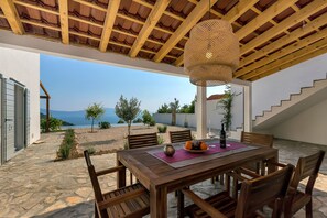 تناول الطعام بالخارج