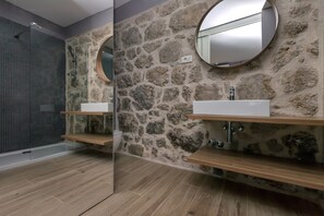 Douche, séchoir à cheveux, serviettes fournies, savon