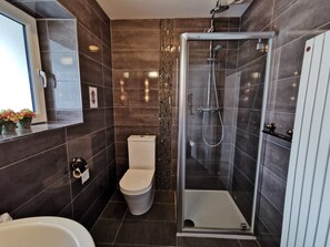 Combined shower/bathtub, hair dryer, towels, soap - A very special place (Co. Cork)