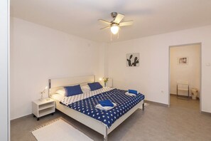 4 bedrooms, iron/ironing board, free WiFi, bed sheets