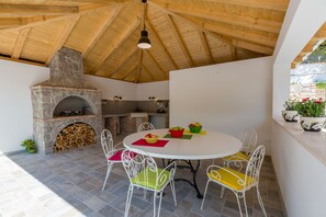 Outdoor dining - Holiday house with private pool, sun terrace and gazebo with BBQ (Grizane)