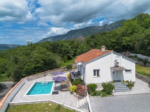 Exterior - Holiday house with private pool, sun terrace and gazebo with BBQ (Grizane)
