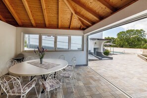 Dining - Holiday house with private pool, sun terrace and gazebo with BBQ (Grizane)