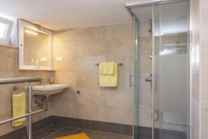 Dusche, Haartrockner, Handtücher, Seife
