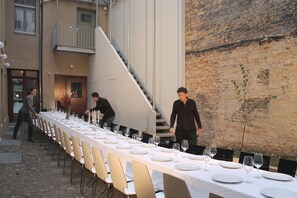 Zona a l'aire lliure per a la celebració de banquets