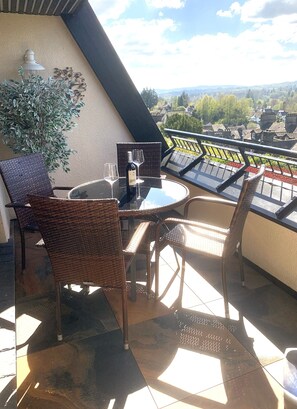 Outdoor dining - Luxury Apartment in Central Ambleside, Balcony,  Fabulous Views, Fully Equipped (Ambleside)