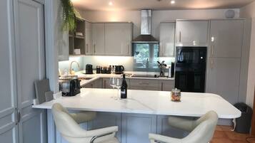 Een koelkast, een microgolfoven, een oven, een kookplaat