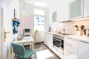 Kühlschrank, Mikrowelle, Ofen, Geschirrspüler