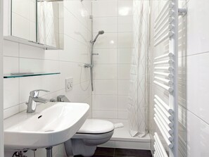 Een douche, een haardroger, toiletpapier
