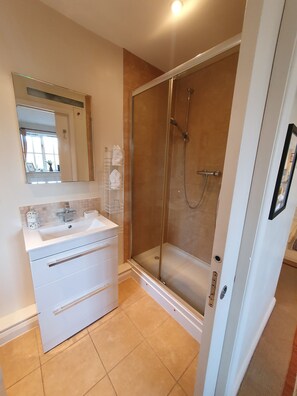 Dusche, umweltfreundliche Kosmetikartikel, Haartrockner, Handtücher