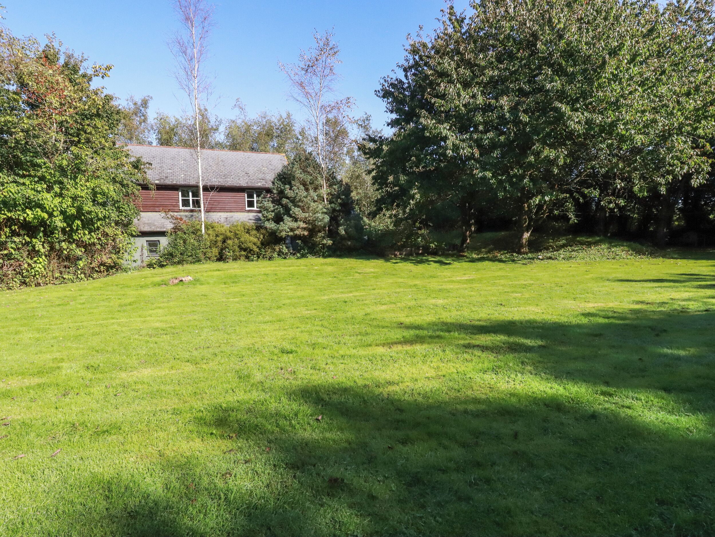 SPRING PARK FARMHOUSE, pet friendly, with hot tub in Launceston