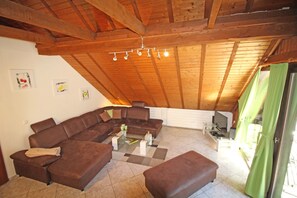 تلفزيون، مدفأة، مشغل دي في دي، كرة قدم الطاولة