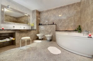 Baignoire, séchoir à cheveux, serviettes fournies