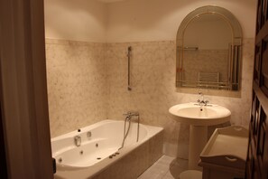 Badewanne, Haartrockner, Handtücher