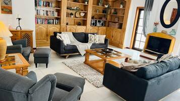 Älytelevisio, DVD-soitin, kirjoja, stereot