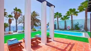 Una piscina al aire libre, una piscina climatizada