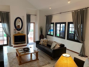 Smart TV, DVD player, books, stereo