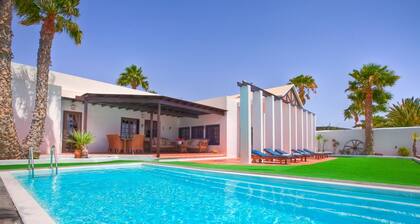 Villa with Private Heated Pool overlooking the Ocean