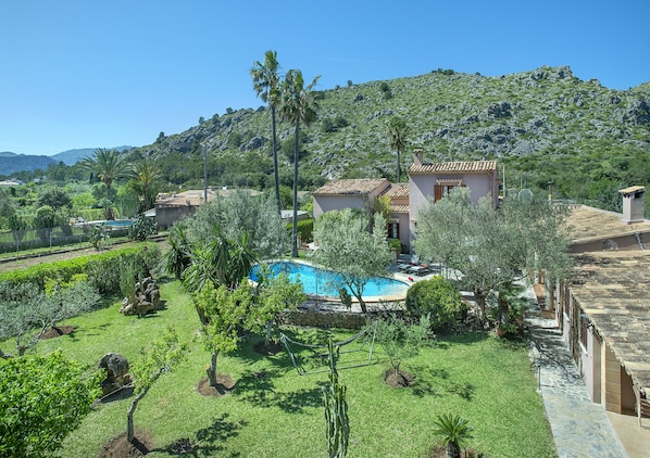 A villa with a swimming pool, surrounded by lush greenery and a mountainous backdrop. - VILLA SUAVET PETIT - FAMILY AND FRIENDS (Pollensa)