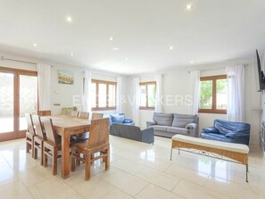 Interior - House sleeps 19. 2.5 km from beach, 8 km from Sitges, 45 km from Barcelona, Tarragona (Cubellas, Barcelona, Catalunya)