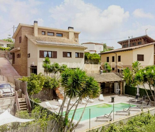 House sleeps 19. 2.5 km from beach, 8 km from Sitges, 45 km from Barcelona, Tarragona