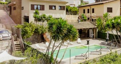 House sleeps 19. 2.5 km from beach, 8 km from Sitges, 45 km from Barcelona, Tarragona