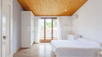 6 bedrooms, desk, iron/ironing board, free WiFi