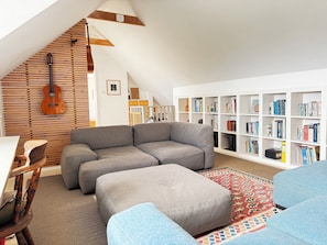Smart TV, chimenea, libros y biblioteca musical