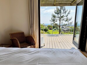 3 habitaciones, escritorio y tabla de planchar con plancha